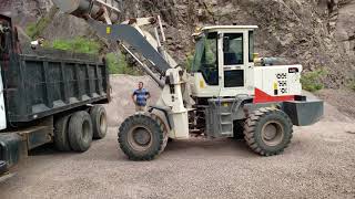 Load a international old dump truck with our chinnesewheel loader zL936C