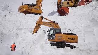 北海道・知床で雪のアーチ　横断道路の除雪急ピッチ  360 X 640