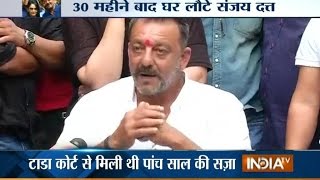 Sanjay Dutt Salutes National Flag and Yerwada Jail after Released from Prison