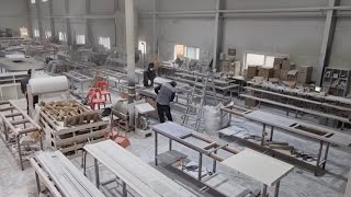 주방 인테리어의 완성 씽크대 상판을 만드는 과정. 한국의 인조대리석 가공 공장.artificial marble in a sink