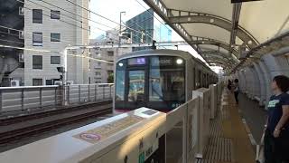 東急8500系8623F（各駅停車中央林間行き）、5000系5117F（各駅停車押上行き）