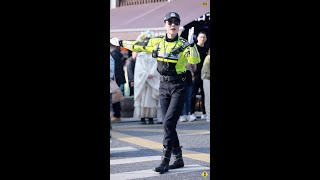 刘畅警官的指挥手势非常到位，也十分的热情 4K #police#女交警