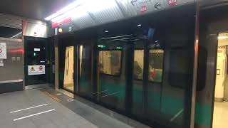 高雄捷運K1000型 德國西門子電聯車，往岡山方向，紅線美麗島離站（離站音樂附送）。