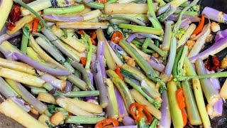 The chef teaches you how to make stir-fried red cabbage moss at home. The steps are detailed and cri