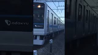 【夕刻の小田急 通常運行】1000形通過と3000形各駅停車の到着でございます