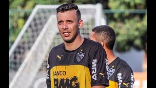 Vitória negocia chegada de ex-lateral do Atlético-MG