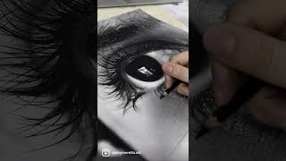 Drawing a Hyperrealistic Eye - Graphite & Charcoal