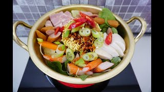 มาม่าหม้อไฟเกาหลี (บูเดจิเก) : Korean Instant Noodle Spicy Soup (Budae Jjigae)