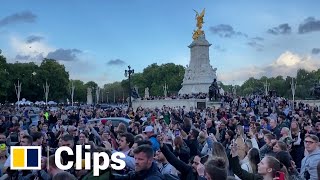 Mourners sing ’God Save the Queen’ outside Buckingham Palace