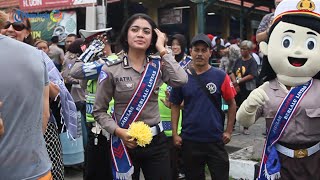 Polwan-Polwan Cantik Berjoget Dangdut Angklungan di Malioboro