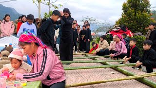 Mother took her daughter to the spring festival and participated in folk games in a fun atmosphere.