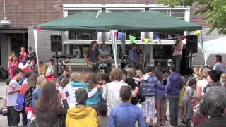 Groepachtvadersband debuteert op het zomerfeest van de Dongeschool, 13 juli 2012