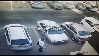 צפו: תיעוד של 2 מחבלים ערבים עם ת״ז כחולות על אופנוע ששדדו בודק בסופר בעיר פתח תקווה וגנבו את אקדחו