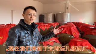 酿酒小伙家里存了多少酒？就算一天喝10斤，喝光需要上百年