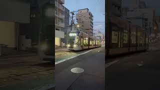 狭い路地の中を迫ってくる路面電車！！  #広電 #5200形