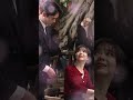 向风而行花絮 王凯帮谭松韵扎头发 ｜wang kai helps tan songyun tie her hair “flight to you” bts