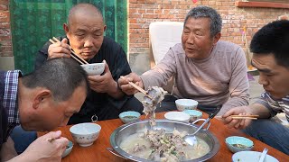 【食味阿远】家里鸡不下蛋了，阿远宰了一只做“肚包鸡”，大骨熬汤，滋味真棒 | Shi Wei A Yuan