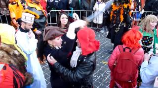 2015 02 15 Carnaval Maastricht 255 Levensgevaarlijke piraat zwaait gevaarlijk rond met zwaard