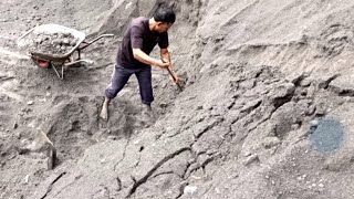 DIGGING CLIPS OF DENSE SAND AND FILTERING THE SAND