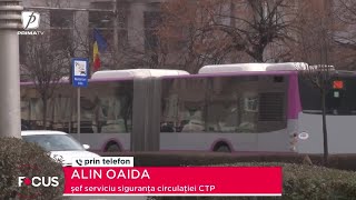 Un șofer de troleibuz din Cluj - Napoca a fost surprins în timp ce conducea cu piciorul pe bord.