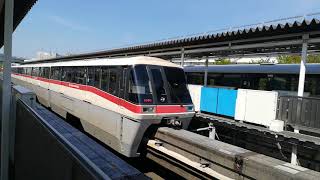 東京モノレールの快速が普通を越して行く昭和島駅2019.04.18