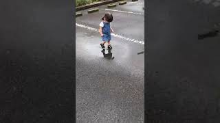 水たまりで遊ぶ1歳児