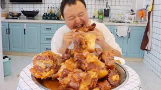 A Qiang spent 270 yuan to buy an oxtail and cooked it in braised oxtail with a low fire for 2 hours.