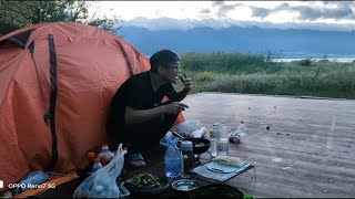 一人一车骑行进藏，来到了国家历史文化名城大理，晚间在洱海边湿地公园内扎营