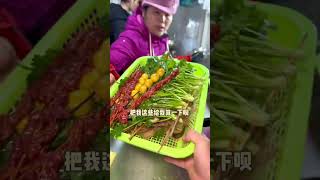 在重庆的居民楼下，找到一家路边摊麻辣烫，要了一份爆辣口味的，嘎嘎过瘾#路边摊美味