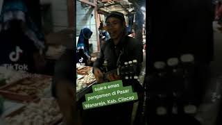 Bapak Pengamen Bersuara Merdu di Pasar Wanareja