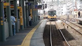 京阪本線　萱島駅3番ホームを8000系特急が通過　4番ホームから6000系普通が発車