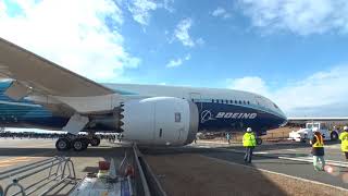 ボーイング787型機初号機、道路横断の様子