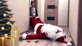 Дед Мороз подскользнулся на машинках и упал. Что случилось дальше? Видео для детей.