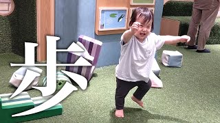 歩いてパパのところに行こうとする生後12ヶ月の赤ちゃん