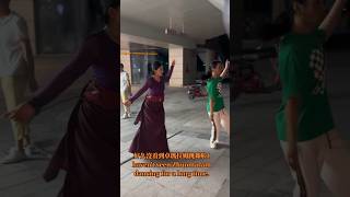 好久沒看到卓瑪拉姆跳舞啦I haven't seen Zhuomaram dancing for a long time.