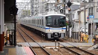 南海高野線　我孫子前駅1番ホームを泉北高速鉄道区間急行が通過