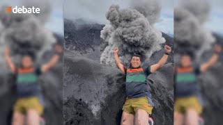 ¡En lugar de correr! Turista posa durante la explosión de un volcán en Indonesia