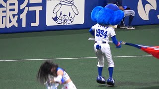 2020.10.07 旗振り回してたらチアドラが近くにいてびっくりするドアラ