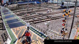 迷惑行為！危険な踏切無謀横断で電車を止める二輪車【2022/9/25 08:35～20:10 archive】西武線ライブカメラ　西武鉄道西武池袋線保谷駅付近の踏切ライブ配信アーカイブ