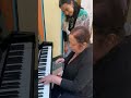 flor amargo piano en los angeles y una señora me sorprende con su talento