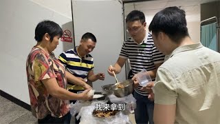 一家人人多力量大，有事儿大伙儿都来帮忙