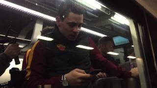 Totti e Iturbe scherzano sul treno in partenza per Firenze [HD]