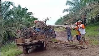 Evakuasi dua traktor naik mobil👍