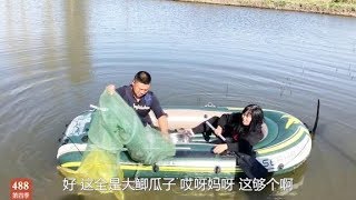 农民王小：2个胖姐弟上船打鱼，大姐吓的一门喊，岸上全家笑懵了