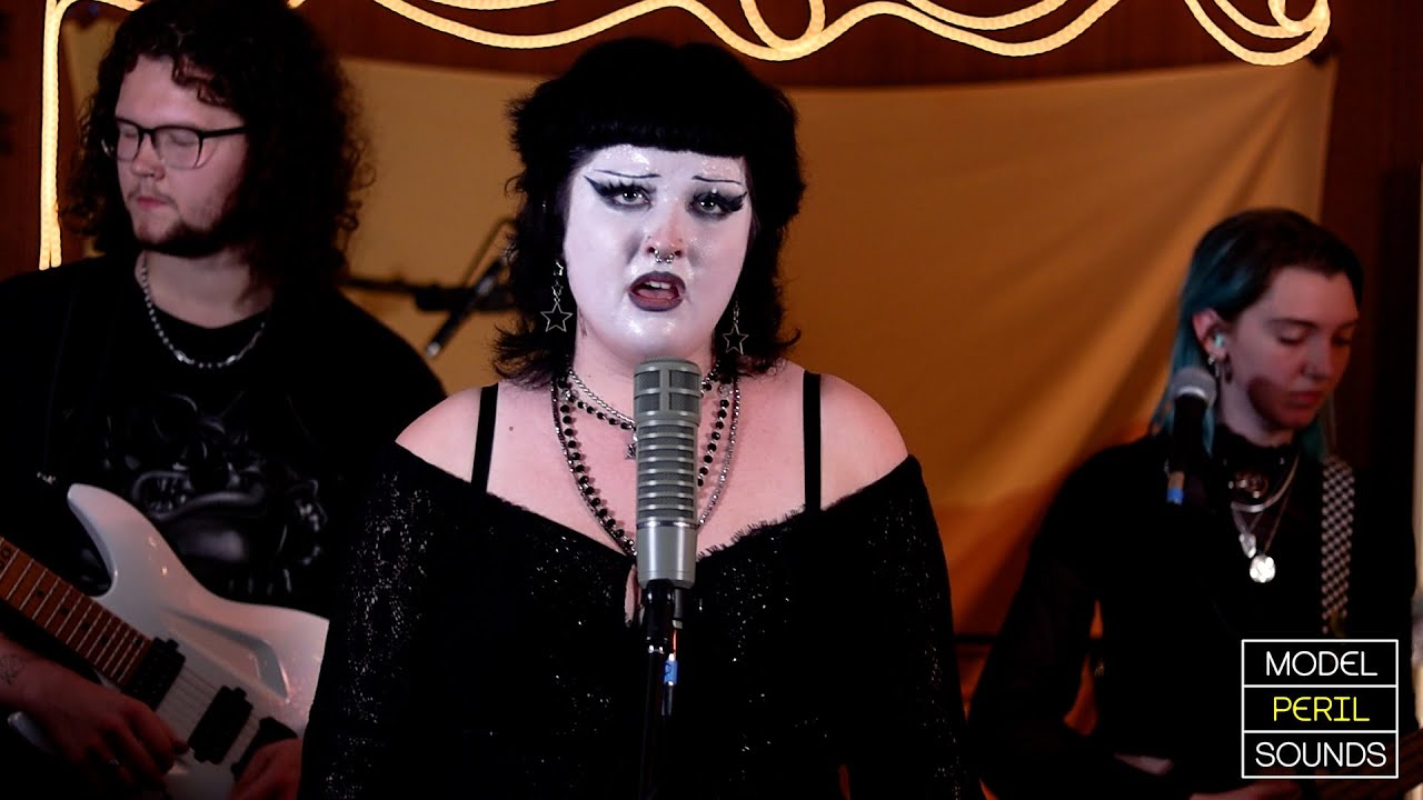 Juno Myers Live Audience Showcase Model Peril Sounds Youtube