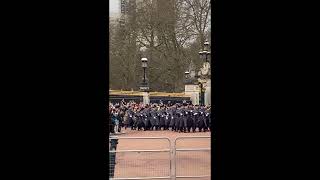 The Changing of the Guard at Buckingham Palace 🇬🇧 | A British Tradition 👑 #london  #travelvlog