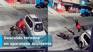 Motociclista se estrella contra camioneta y sale proyectado