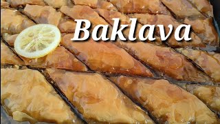 Baklava sa orasima. Baklava se topi u ustima