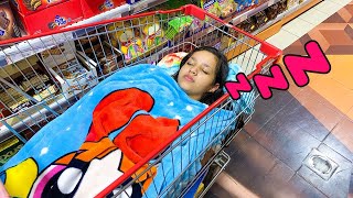 एक सुपरमार्केट शॉपिंग ट्रॉली में सो जाओ