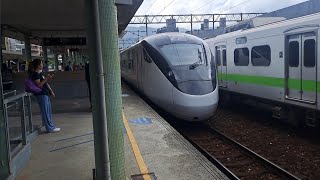 207次壽豐發車經由北迴線開往樹林的EMU3000型十二輛編組EMU3015皮蛋豆腐騰雲號紅色帶新城際自強號列車，4022次鶯歌發車開往蘇澳新的銀綠色微笑號EMU900型十輛一編組EMU950區間快車